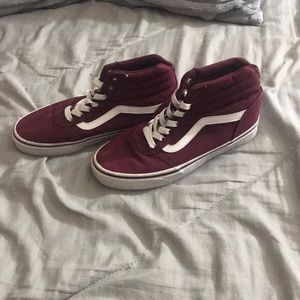 I am selling a pair of burgundy vans size 7.5 in women!!